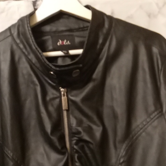 Dots bomber Jacket 2X 💛💛💛🤍 - Picture 9 of 12